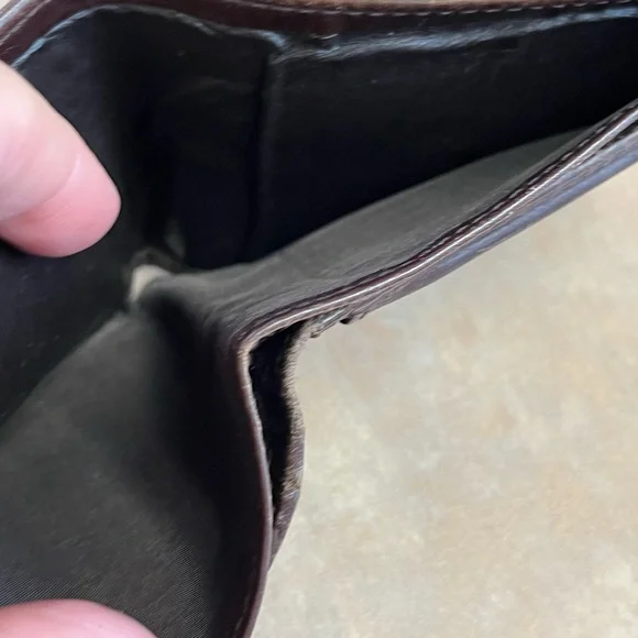 Gucci Signature GG Monogram Bi-fold Wallet - Picture 7 of 9